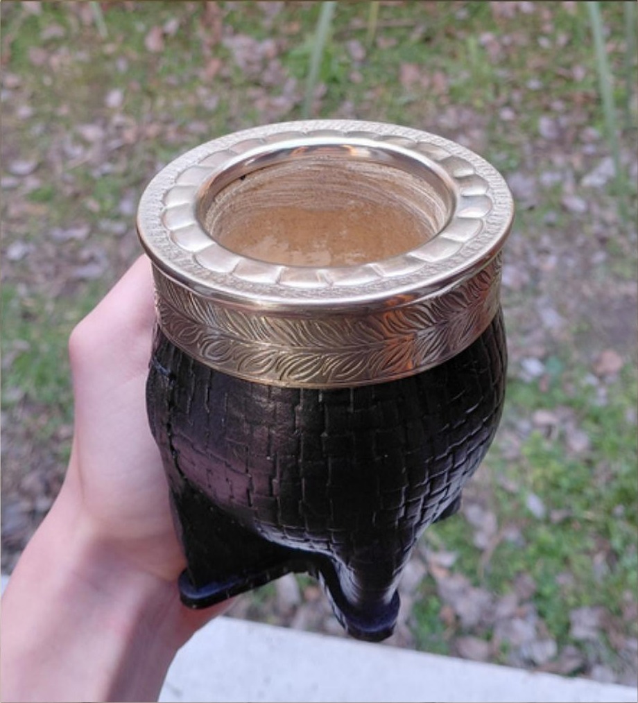 Cebando mate en una mesa de madera con luz de la mañana